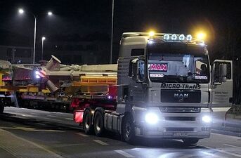 Transport dźwigarów na stadion miejski