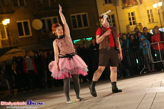 " Alicja" - Teatr Fuzja. Spektakl plenerowy na Rynku Kościuszki