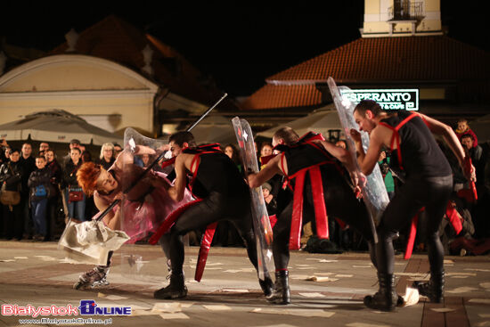 " Alicja" - Teatr Fuzja. Spektakl plenerowy na Rynku Kościuszki