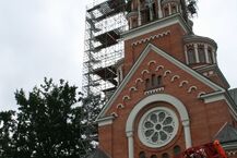 Nowy krzyż na wieży kościoła św. Wojciecha