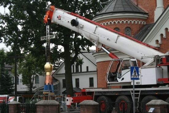 Nowy krzyż na wieży kościoła św. Wojciecha
