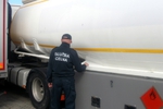 Czerwiec. Bobrowniki - wykrycie 25 tys. dolarów amerykańskich w bagażu kierowcy polskiego tira
