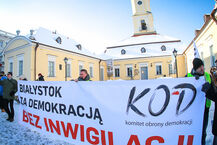 Manifestacja KOD pod Ratuszem