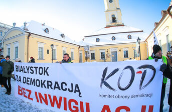 Manifestacja KOD pod Ratuszem