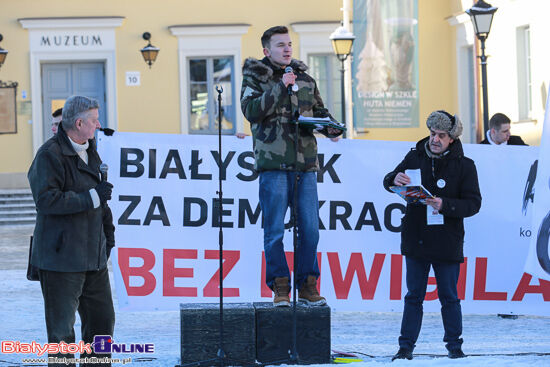 Manifestacja KOD pod Ratuszem