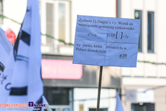 Manifestacja KOD pod Ratuszem