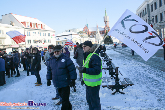 Manifestacja KOD pod Ratuszem