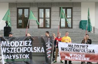 Pikieta Młodzieży Wszechpolskiej przed Teatrem Dramatycznym