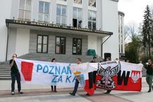 Pikieta Młodzieży Wszechpolskiej przed Teatrem Dramatycznym