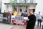 Pikieta Młodzieży Wszechpolskiej przed Teatrem Dramatycznym