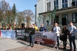 Pikieta Młodzieży Wszechpolskiej przed Teatrem Dramatycznym