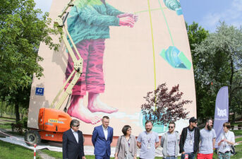 DSW. Mural przy ul. Antoniukowskiej 42