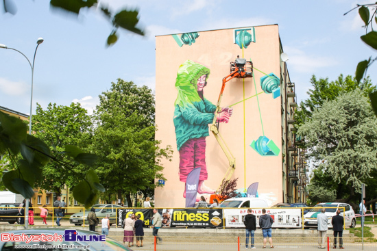 DSW. Mural przy ul. Antoniukowskiej 42