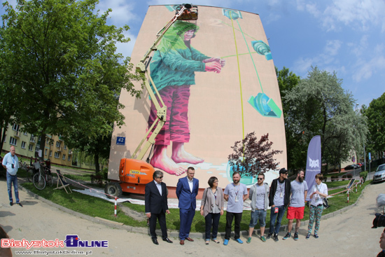 DSW. Mural przy ul. Antoniukowskiej 42