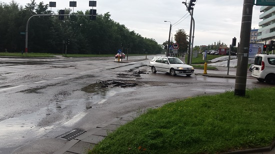 Zniczony asfalt na al. Tysiąclecia Państwa Polskiego