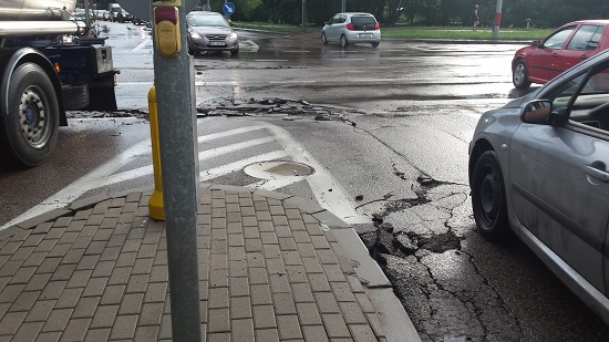 Zniczony asfalt na al. Tysiąclecia Państwa Polskiego