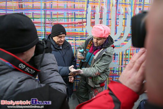 Akcja naprawy muralu \"Utkany wielokulturowością\"