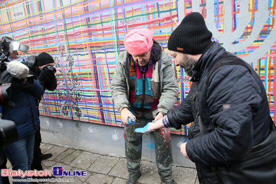 Akcja naprawy muralu \"Utkany wielokulturowością\"