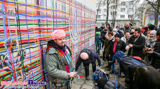 Akcja naprawy muralu \"Utkany wielokulturowością\"
