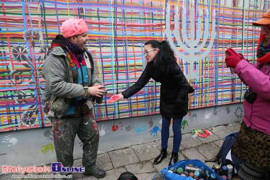 Akcja naprawy muralu \"Utkany wielokulturowością\"