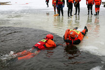 Ćwiczenia z ratownictwa na lodzie