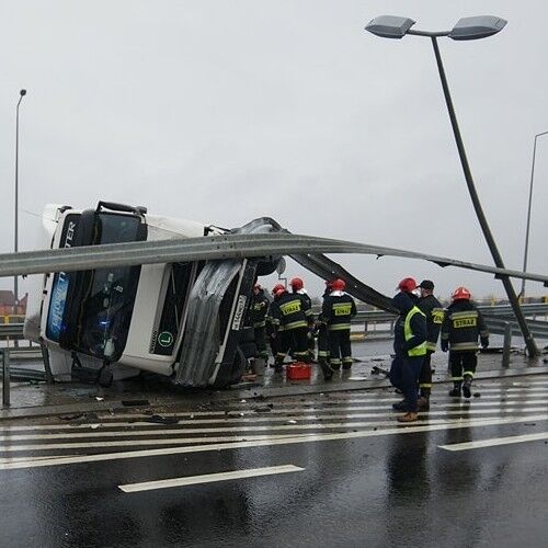 Przewrócony tir na ul. Kleeberga