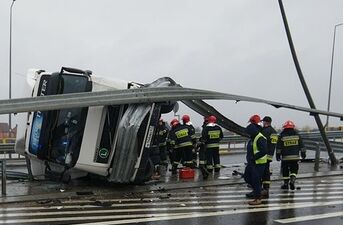Przewrócony tir na ul. Kleeberga