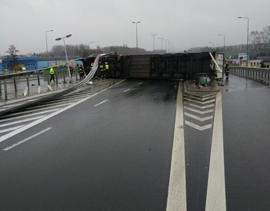 Przewrócony tir na ul. Kleeberga