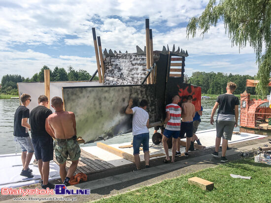 "Co ma pływać nie utonie\" - Mistrzostwa Polski w Pływaniu na Byle Czym