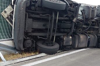 Wypadek ciężarówki przewożącej węgiel