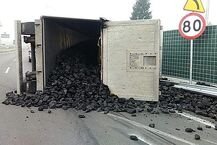 Wypadek ciężarówki przewożącej węgiel