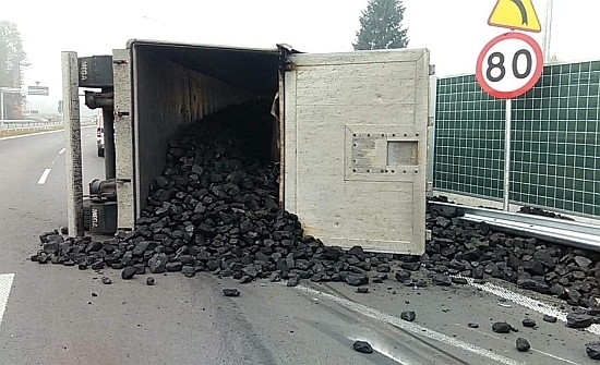 Wypadek ciężarówki przewożącej węgiel