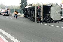 Wypadek ciężarówki przewożącej węgiel