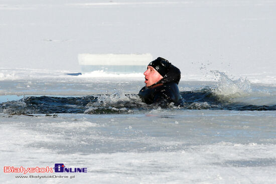 Działania ratownicze na lodzie i pokaz tresury psów