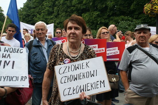 "Polska przeciw przemocy" - manifestacja przed Teatrem Dramatycznym