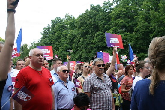 "Polska przeciw przemocy" - manifestacja przed Teatrem Dramatycznym