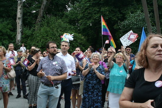 "Polska przeciw przemocy" - manifestacja przed Teatrem Dramatycznym