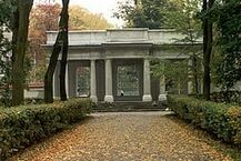 Niszczejące ogrodzenie Pałacu Branickich