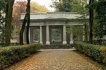 Niszczejące ogrodzenie Pałacu Branickich