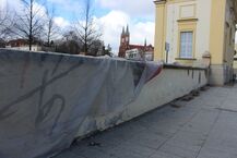 Niszczejące ogrodzenie Pałacu Branickich
