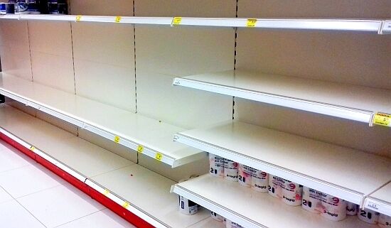 Puste półki, na których stał papier toaletowy