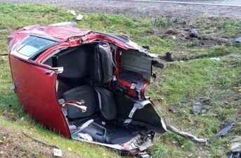 Wypadek na dk 66. Samochód w połówkach