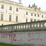 "Aborcyjne" graffiti na ogrodzeniu Pałacu Branickich