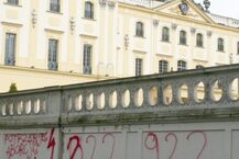 "Aborcyjne" graffiti na ogrodzeniu Pałacu Branickich
