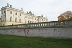 "Aborcyjne" graffiti na ogrodzeniu Pałacu Branickich