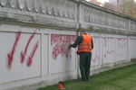 "Aborcyjne" graffiti na ogrodzeniu Pałacu Branickich