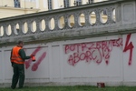 "Aborcyjne" graffiti na ogrodzeniu Pałacu Branickich