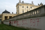 "Aborcyjne" graffiti na ogrodzeniu Pałacu Branickich