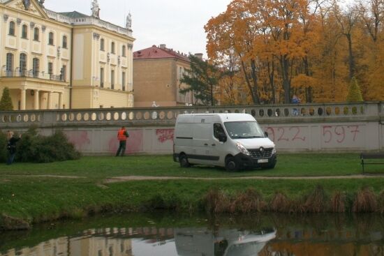 "Aborcyjne" graffiti na ogrodzeniu Pałacu Branickich