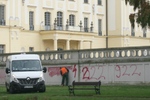 "Aborcyjne" graffiti na ogrodzeniu Pałacu Branickich